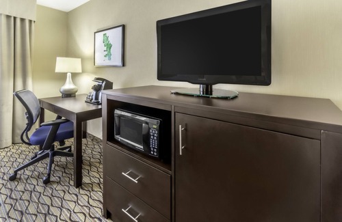 Milwaukee Hotel | Holiday Inn Hotel & Suites-Milwaukee Airport by IHG