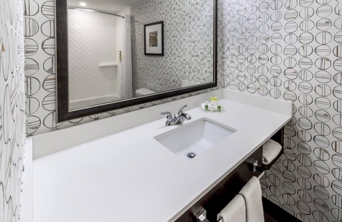 Milwaukee Hotel | Holiday Inn Hotel & Suites-Milwaukee Airport by IHG
