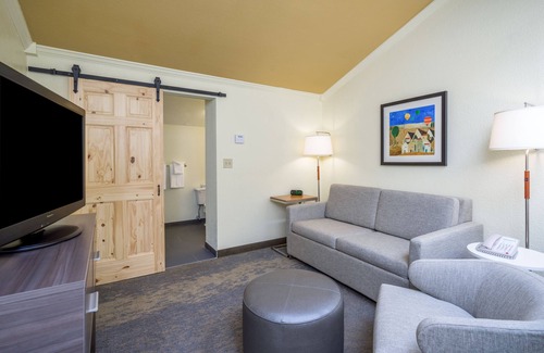Hyannis Hotel | Holiday Inn Hyannis by IHG