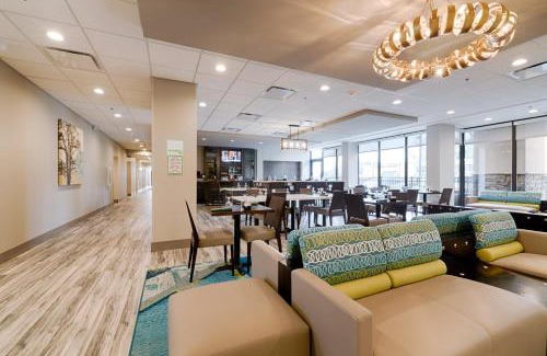 Knoxville Hotel | Holiday Inn Knoxville N - Merchant Drive by IHG