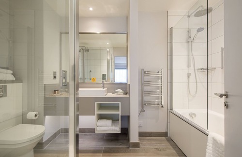 Elmbridge Hotel | Holiday Inn London - Shepperton by IHG