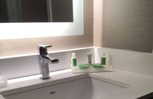 Manchester Hotel | Holiday Inn Manchester Airport by IHG