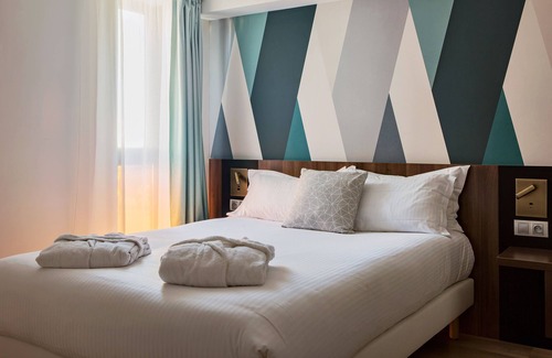 Vitrolles Hotel | Holiday Inn Marseille Airport by IHG