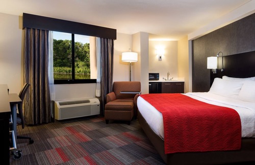 Glendale Hotel | Holiday Inn Milwaukee Riverfront by IHG