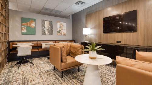 Donelson Hotel | Holiday Inn Nashville Airport by IHG