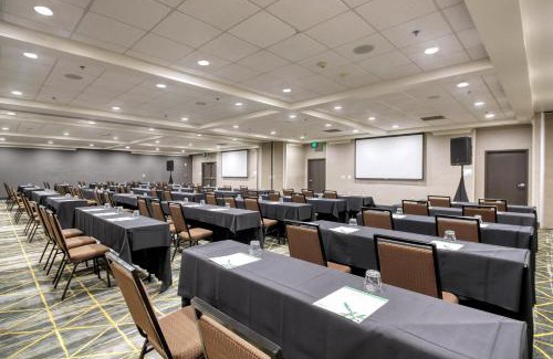 East Point Hotel | Holiday Inn & Suites Atlanta Airport North by IHG
