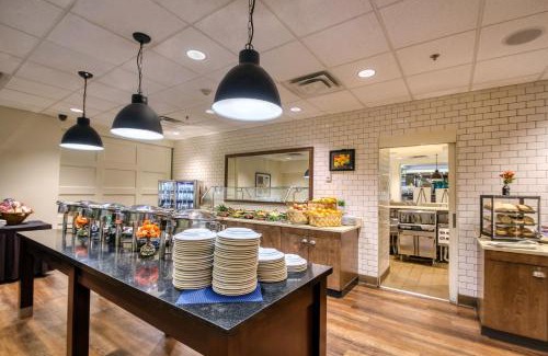 East Point Hotel | Holiday Inn & Suites Atlanta Airport North by IHG