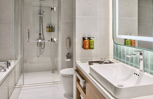 San Lorenzo Hotel | Holiday Inn & Suites Makati by IHG