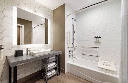 Sobro Hotel | Holiday Inn & Suites Nashville Downtown - Broadway by IHG