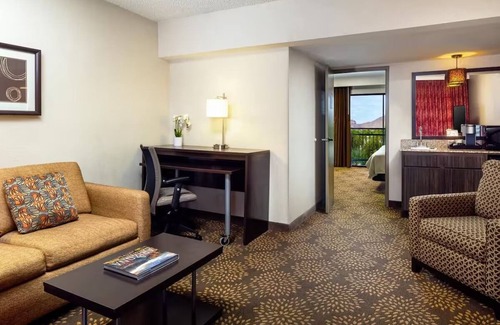 Camelback East Hotel | Holiday Inn & Suites Phoenix Airport North, Standard King - Free Airport Shuttle