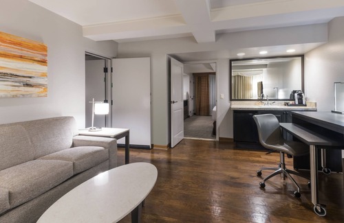 Camelback East Hotel | Holiday Inn & Suites Phoenix Airport North by IHG