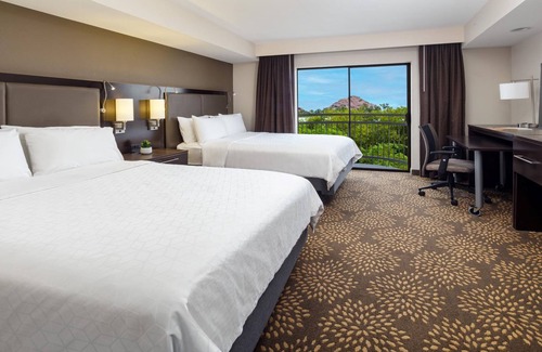 Camelback East Hotel | Holiday Inn & Suites Phoenix Airport North by IHG