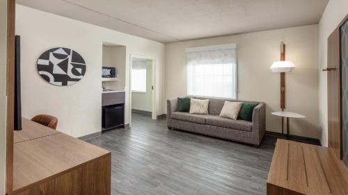 Springfield Hotel | Holiday Inn & Suites Springfield-I-44 by IHG