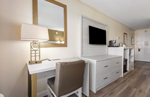 Clearwater Beach Hotel | Holiday Inn & Suites Clearwater Beach by IHG