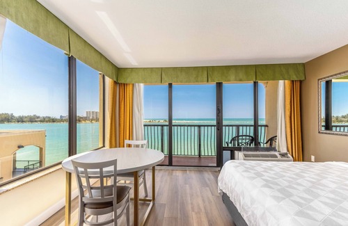 Clearwater Beach Hotel | Holiday Inn & Suites Clearwater Beach by IHG
