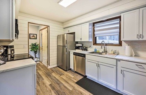 Eureka Springs House | Holiday Island Home: Mountain View + Hot Tub!