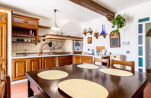 Capanne-Prato-Cinquale House | Holiday Home 'Villa Rustica 1' with Lake View, Shared Garden and Air Conditioning