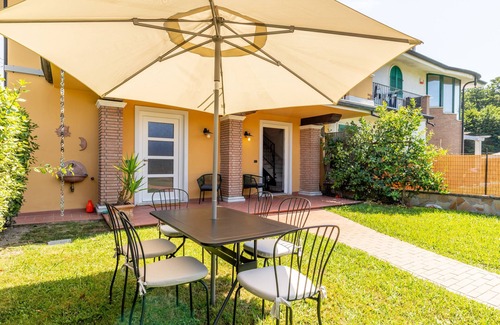 Capanne-Prato-Cinquale House | Holiday Home 'Villa Rustica 1' with Lake View, Shared Garden and Air Conditioning