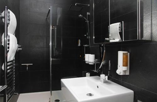 Hammersmith Broadway Apartment | Holiday Lets London - I3