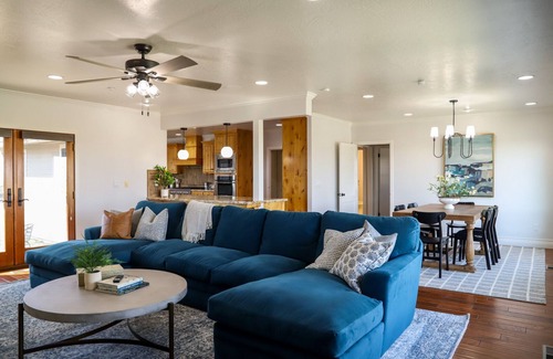 Raisin Other | Holiday Modern Pet-Friendly Farmhouse, Pool,nGames, Sleeps 8, 3/2 w/Basement