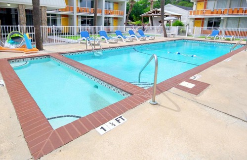 Myrtle Beach Hotel | Holiday Shores Double Queen Beds, Pool View - 204