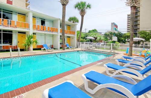Myrtle Beach Hotel | Holiday Shores Double Queen Beds, Pool View - 206