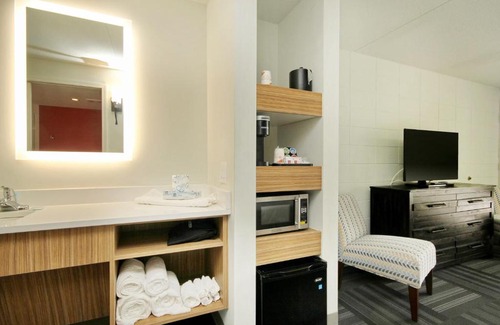 Myrtle Beach Hotel | Holiday Shores Double Queen Beds, Pool View - 206