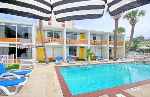 Myrtle Beach Hotel | Holiday Shores Double Queen Beds, Pool View - 206