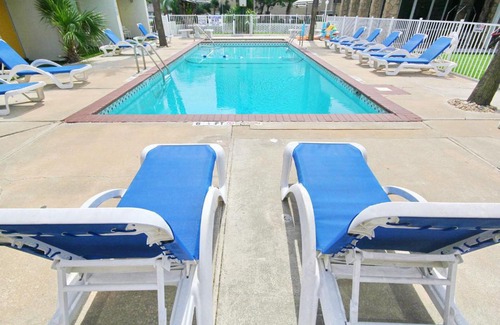 Myrtle Beach Hotel | Holiday Shores Double Queen Beds, Pool View - 208