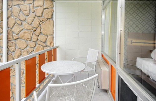 Myrtle Beach Hotel | Holiday Shores Double Queen Beds, Pool View - 208