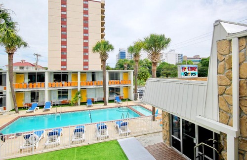 Myrtle Beach Hotel | Holiday Shores Queen Bed, 1 Room Suite - 212