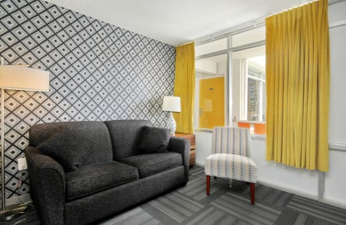Myrtle Beach Hotel | Holiday Shores Queen Bed, 1 Room Suite - 212