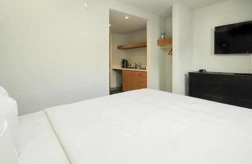 Myrtle Beach Hotel | Holiday Shores Queen Bed, 1 Room Suite - 213