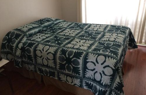Waikiki Hotel | Holiday Surf Hotel (with full kitchen)