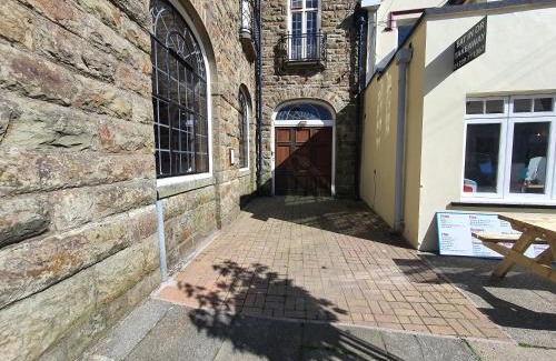 Newcastle Emlyn Apartment | Holiday Town Flats & Apartments
