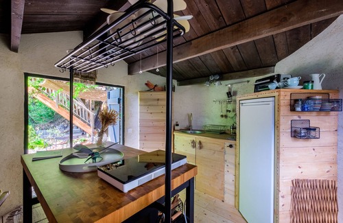 Saint-Paul-de-Vence Ski Chalet | Holiday treehouse "Bagheera" with Shared Pool, Private Terrace & Wi-Fi