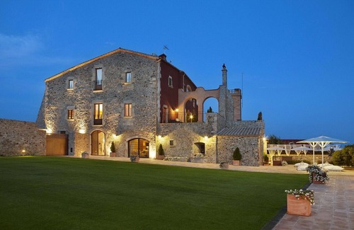 Forallac Villa | holiday vacation large villa rental spain, costa brava, barcelona area, girona, pool, air conditioning, wi-fi internet,