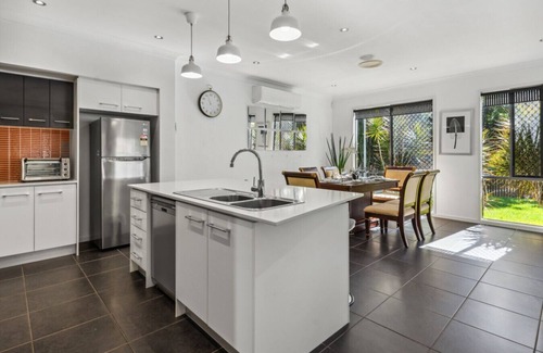 Calamvale House | HolidayParadise 4BR Pool/BBQ/Parking nearMall/Park