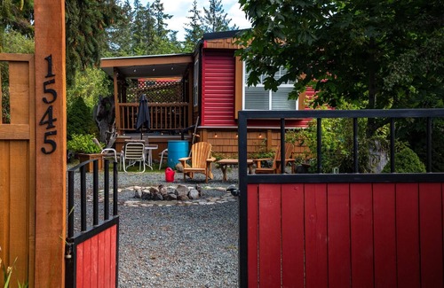 Regional District of Nanaimo House | Hollies Hideaway