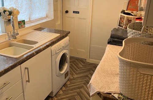 Retford Apartment | Hollies Studio