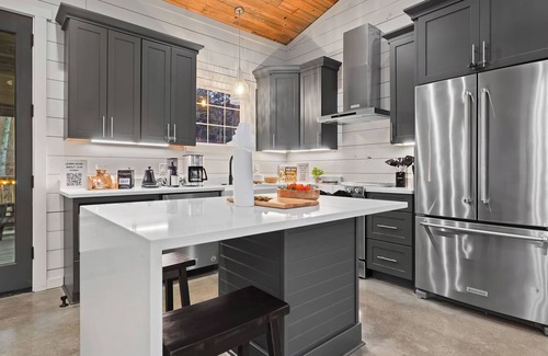 Kedron House | Hollow Hideaway 1A- Serene Getaway-Sleeps 4