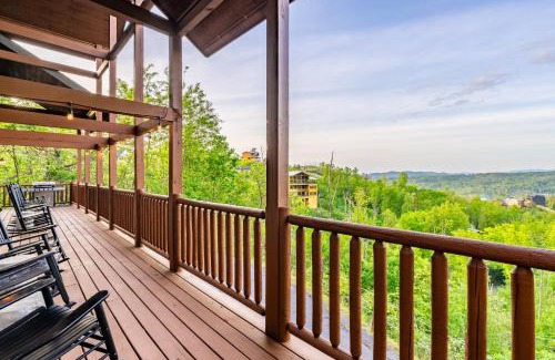 Chalet Village North House | Hollows Haven by AvantStay Hot Tub Sauna Balcony and Tree Top Views