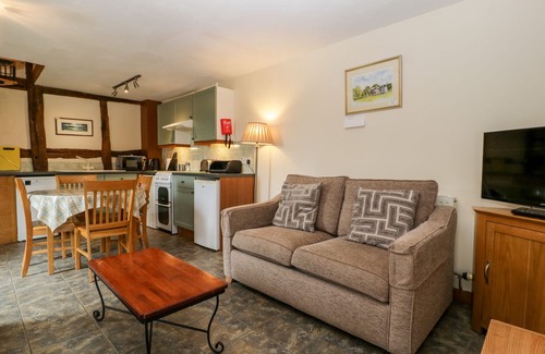 Leominster Cottage | HOLLY BUSH, character holiday cottage, with a garden in Luntley