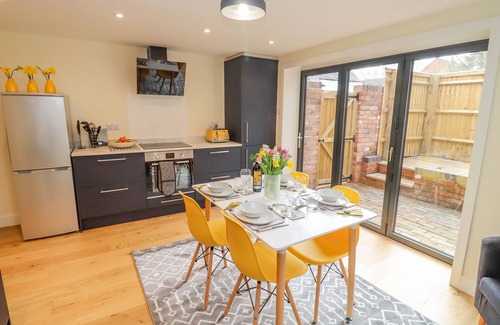 Clifford Chambers Cottage | HOLLY COTTAGE, family friendly, with a garden in Stratford-Upon-Avon