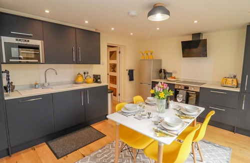 Clifford Chambers Cottage | HOLLY COTTAGE, family friendly, with a garden in Stratford-Upon-Avon