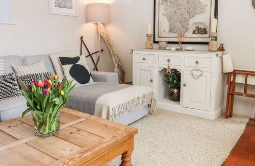 Rosevine Cottage | HOLLY COTTAGE, family friendly, with open fire in South Molton