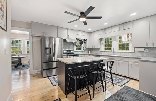 Gastonia House | Holly Hill. 3-bedroom home in Historic Gastonia private yard 20min to Airport