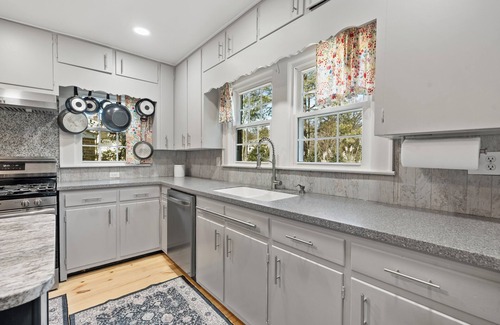 Gastonia House | Holly Hill. 3-bedroom home in Historic Gastonia private yard 20min to Airport