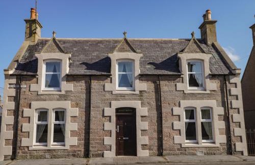 Buckie House | Holly Hoose