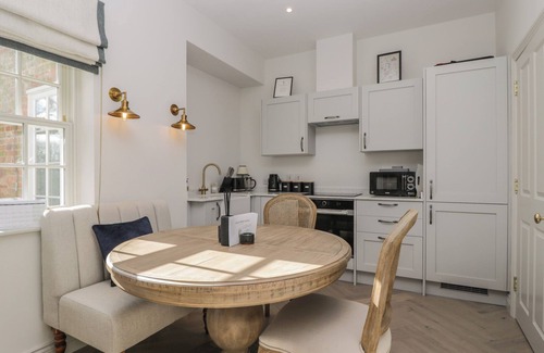Elcot Cottage | HOLLY, pet friendly, with pool in Kintbury
